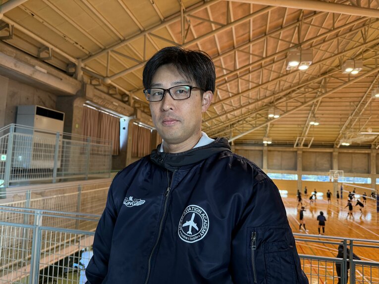 日本航空石川女子バレー部を率いる三溝克幸監督 ©Yuji Yanagawa