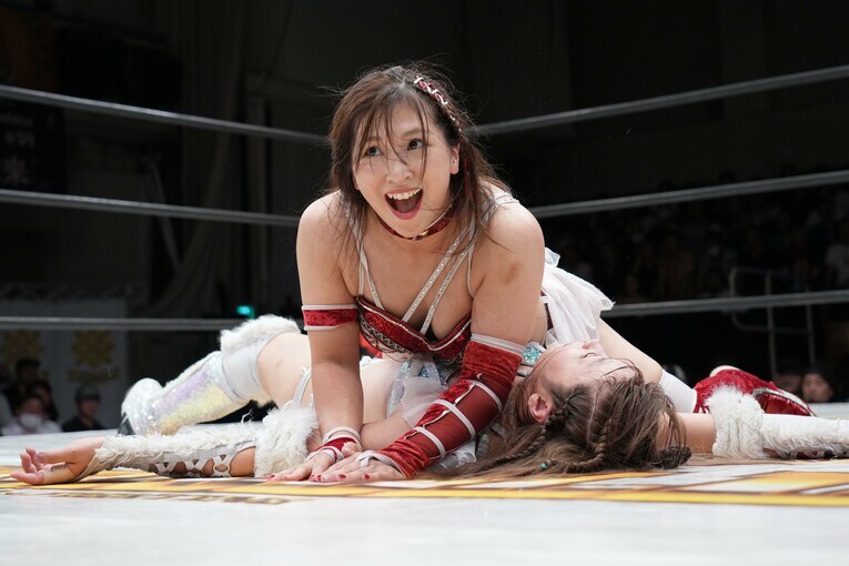 桜井麻衣をフォールにいく青野未来　©Essei Hara