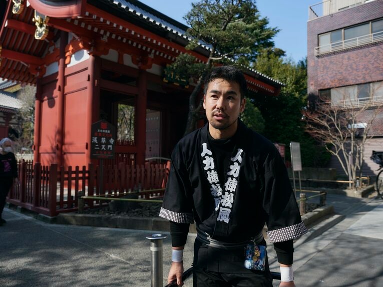 【人力車でバーチャル浅草さんぽ】元ラグビー日本代表…ムキムキの児玉健太郎さんが引く人力車で浅草を回った気になれる！　人力車夫のお仕事風景を見る　©︎Yuki Suenaga