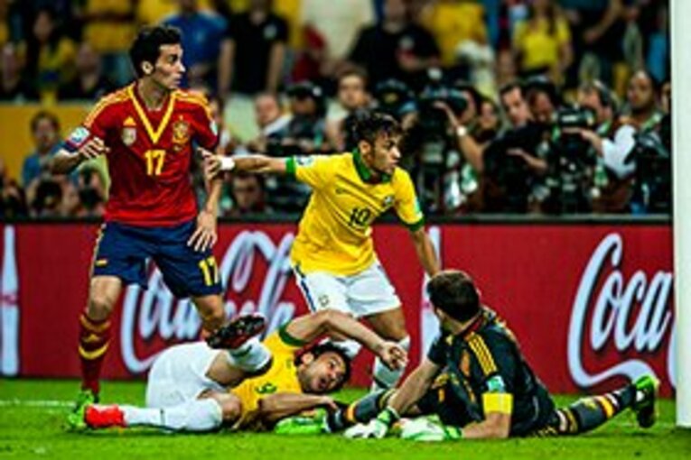 貪欲なブラジルが静かに優勝。お土産はダビド・ルイスの肘打ち。(7)