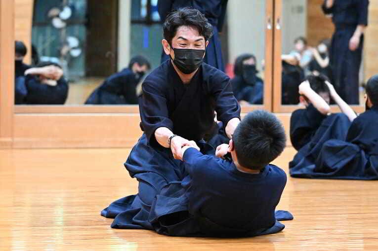 子どもたちと楽しそうに稽古に取り組む戸崎総代表　©Keiji Ishikawa