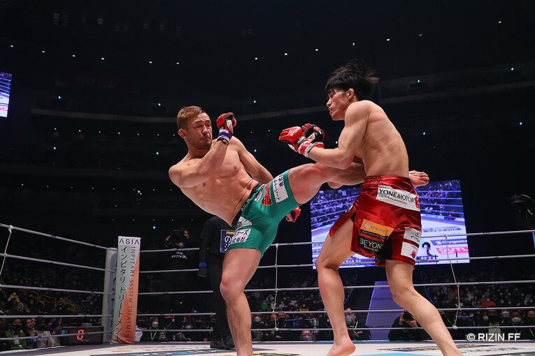 バンタム級ジャパンGP決勝　朝倉海vs扇久保博正　©RIZIN FF