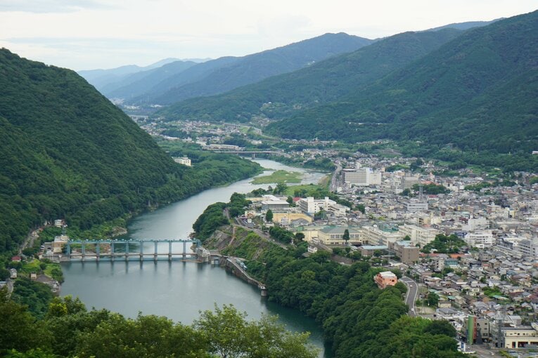 【7月現地取材】吉野川の対岸から池田高グラウンドを望む　©NumberWeb