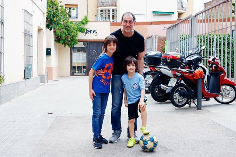 バルセロナに球蹴りが戻ってきた。親子の路地裏フットボールの幸せ。(4)