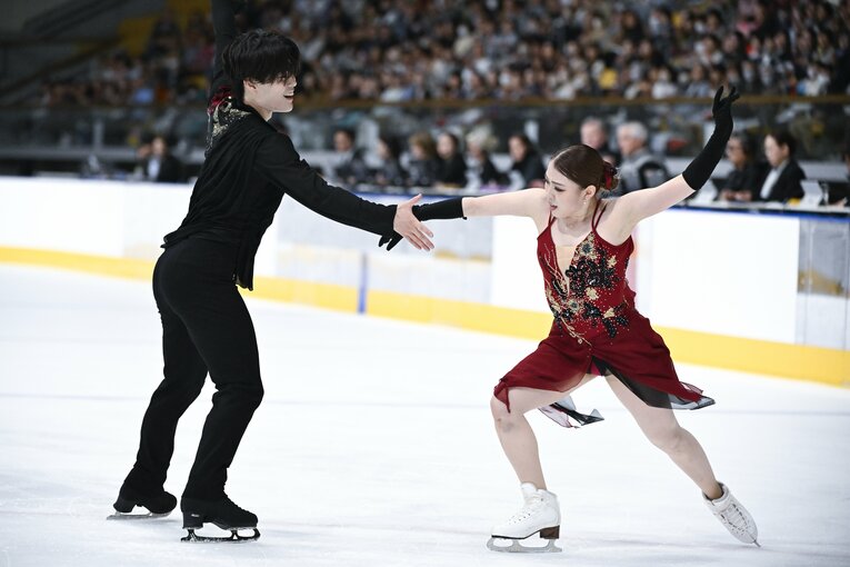 初の国際大会出場となった「木下グループ杯」で演技を行う紀平梨花・西山真瑚　©Asami Enomoto【スワイプするとそのほかの写真もご覧になれます】