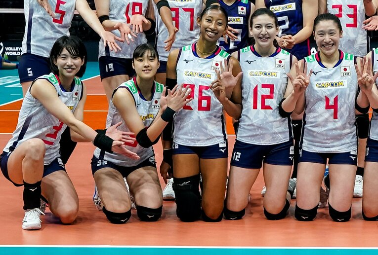 限られた時間のなか、古賀紗理那（一番左）から多くのことを学んだという佐藤淑乃（2022年世界選手権）　©︎Getty Images