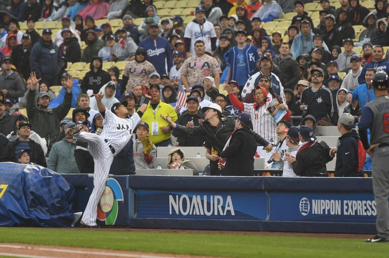 2017年WBC　中田翔もガッツプレー（1/3）　©BUNGEISHUNJU