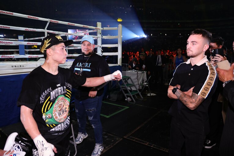 井上尚弥を睨みつけるサム・グッドマン（2024年5月）　©︎JIJI PRESS