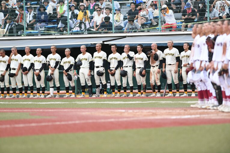 甲子園出場をかけた昨夏の広島大会決勝で敗れ、涙する崇徳ナイン ©Kota Inoue