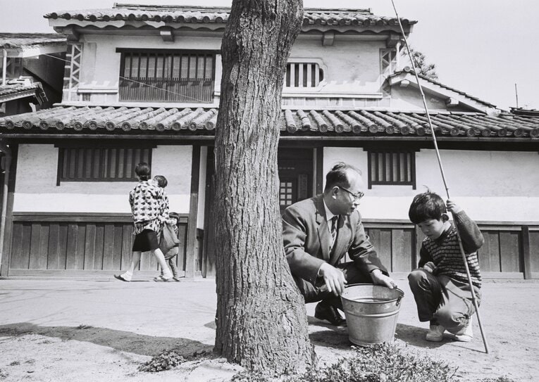 生まれ故郷の倉敷市で。釣りをしている少年に話しかける　©BUNGEISHUNJU