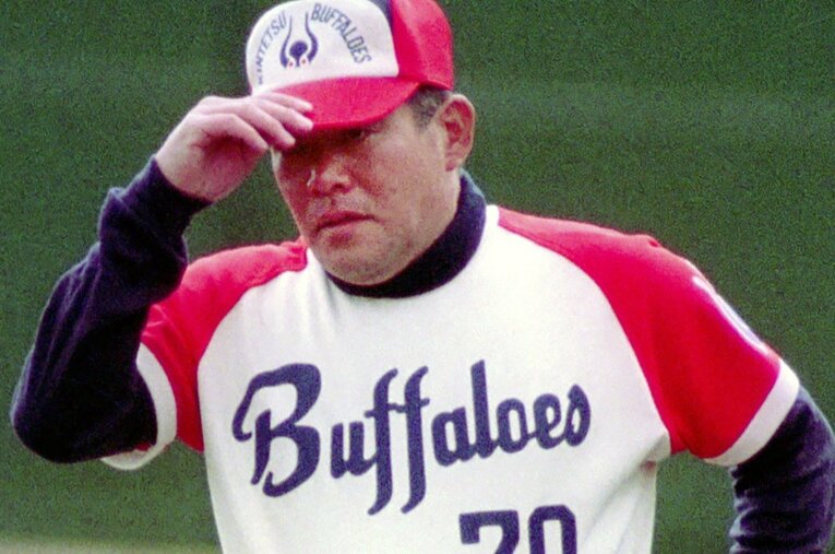 他紙の記者に「やり過ぎやな」とたしなめられるような記事を出していた筆者にも、鈴木啓示監督は悠然としていたが…… ／ photograph by KYODO