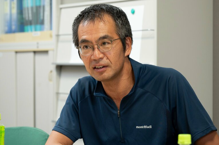 開成高水泳部の顧問をつとめる吉野　©︎Tadashi Hosoda