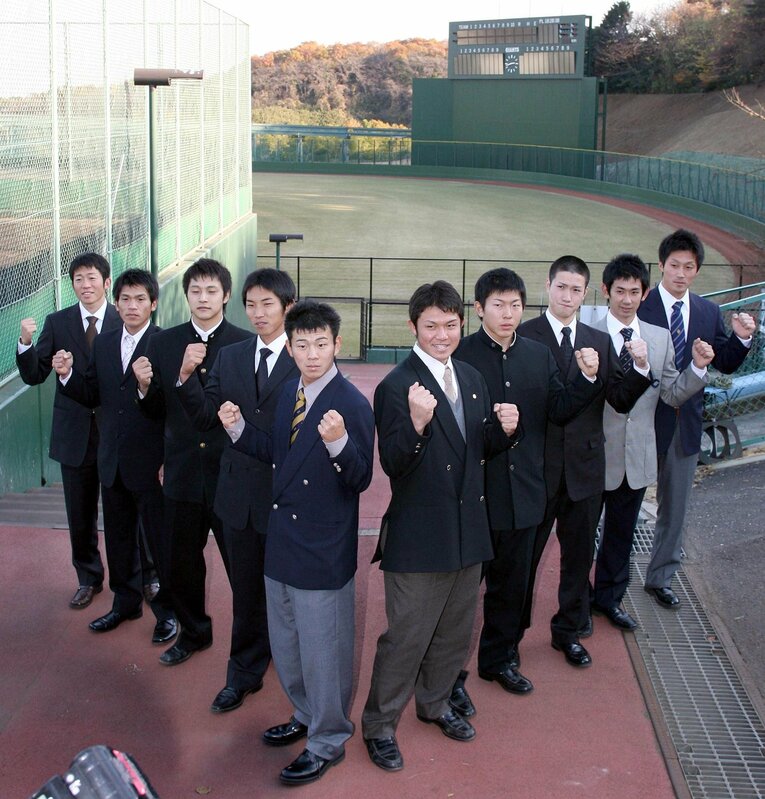 2005年ドラフトで巨人に入団した選手たち。右から3番目が育成1位の山口鉄也。右から5番目が高校生ドラフト1位の辻内崇伸　©Sankei Shimbun