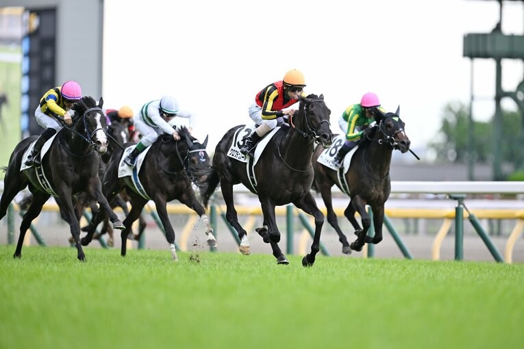 マスカレードボールを振り切るクロワデュノール　©Keiji Ishikawa