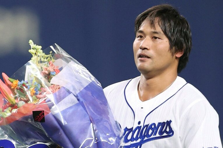 ユニフォームを脱ぐ平田。細部にわたるこだわりを持った野球人だった ／ photograph by JIJI PRESS