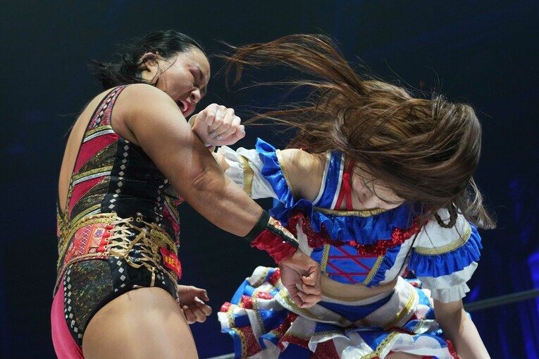 里村明衣子にエルボーで食らいつく荒井優希　©Essei Hara