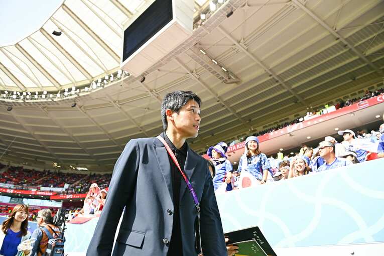 現地リポートをする内田篤人　©Takuya Kaneko/JMPA