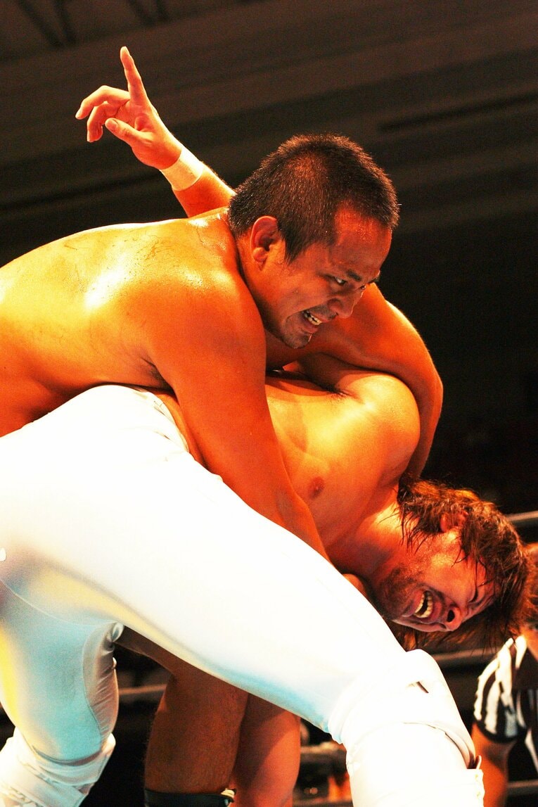 中邑真輔をコブラツイストに捕える西村修　©Essei Hara