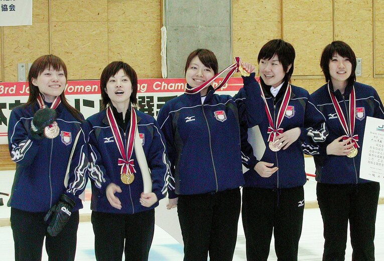 【カーリング女子レア写真】2006年、チーム青森時代の小笠原歩、本橋麻里（中央）ら…写真は右に続きます　©JIJI PRESS