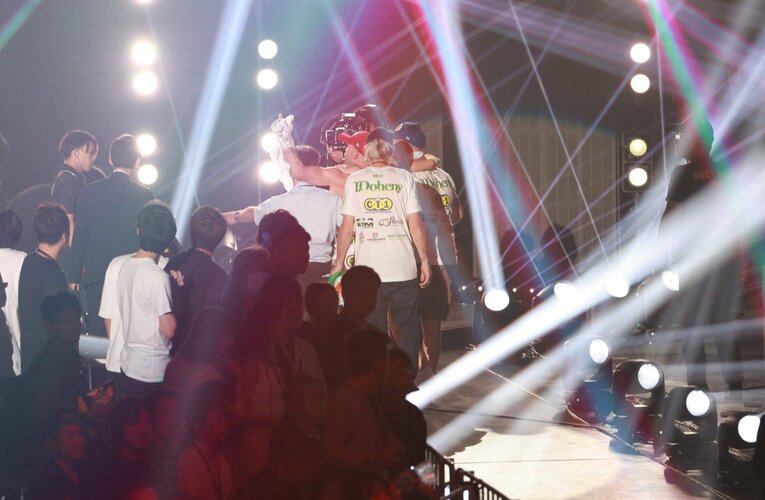 抱えられながら会場を後にしたTJ・ドヘニー　©︎Naoki Kitagawa