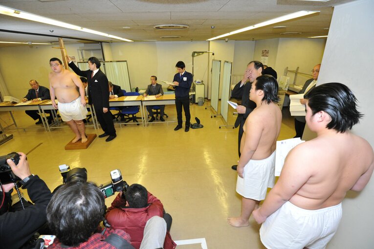 実際の新弟子検査の様子（2011年）©JMPA