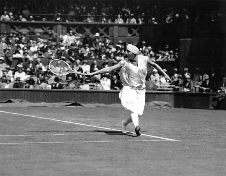 1926年にウィンブルドンでプレーするスザンヌ・ランラン。パブリックイメージに近いウェア着用だ　©Getty Images