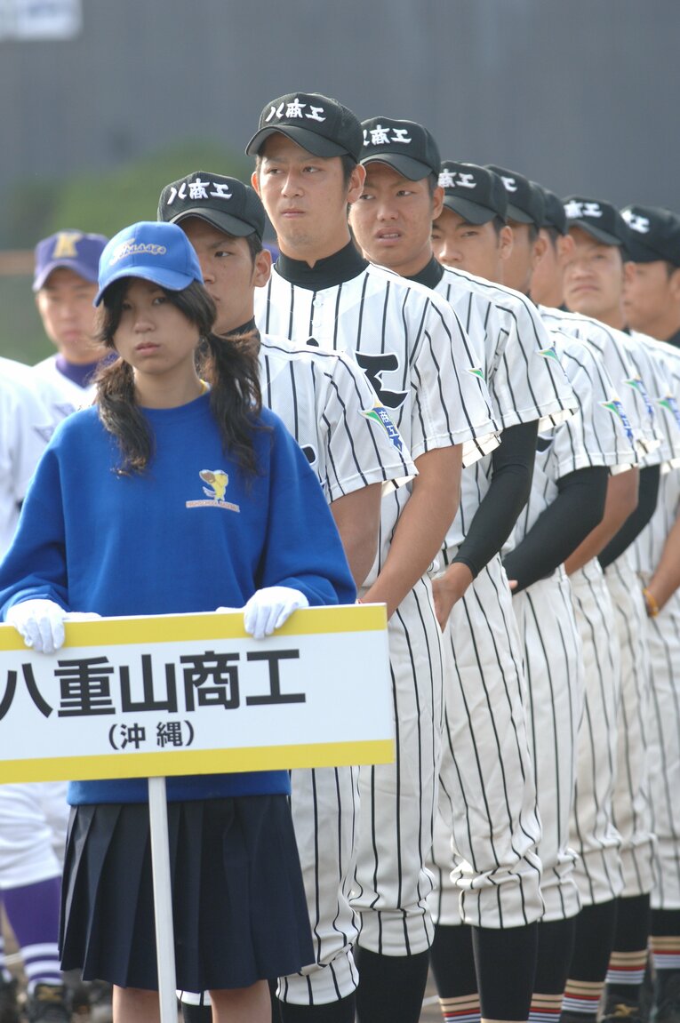 ひと昔前は「帽子のツバは丸く」「眉毛は細め」がトレンドだったが…　©BUNGEISHUNJU