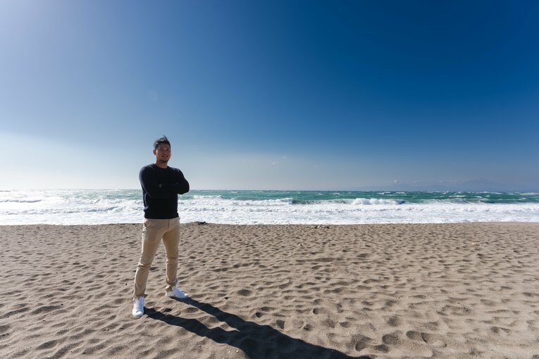 雲ひとつない空をバックに　©Shiro Miyake
