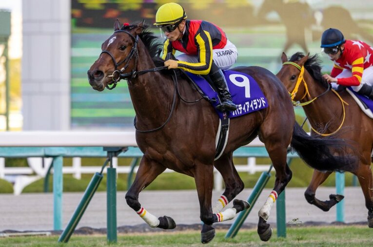 12月11日の阪神ジュベナイルフィリーズ（GI）を圧勝し、その力を見せつけたリバティアイランドと川田将雅 ／ photograph by Photostud