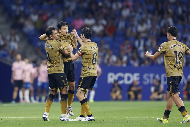 それでも久保に駆け寄りゴールを祝う仲間たち