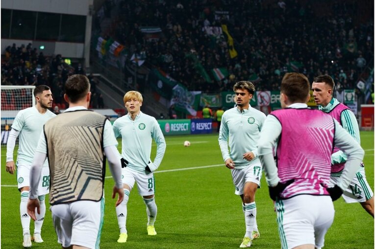 古橋亨梧のスパイクに「日の丸とKyogo」 セルティックでの絶好調ぶりを撮って体感した“スピードと日本代表での期待”(3)