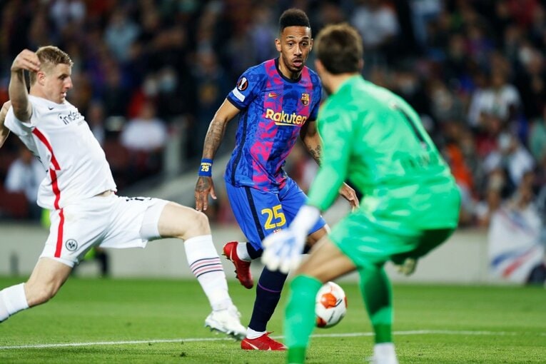 「初めて日本人がバルサのカンプノウで勝利」歴史的瞬間を撮った… 鎌田大地のアシストと献身に感動した理由〈長谷部誠も出場〉(19)