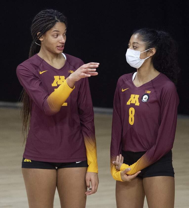 ミネソタ大学でチームメイトと会話を交わす宮部（2021年撮影）©︎AFLO