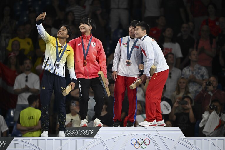 笑顔でセルフィーを撮影するメダリストたち　©Asami Enomoto/JMPA