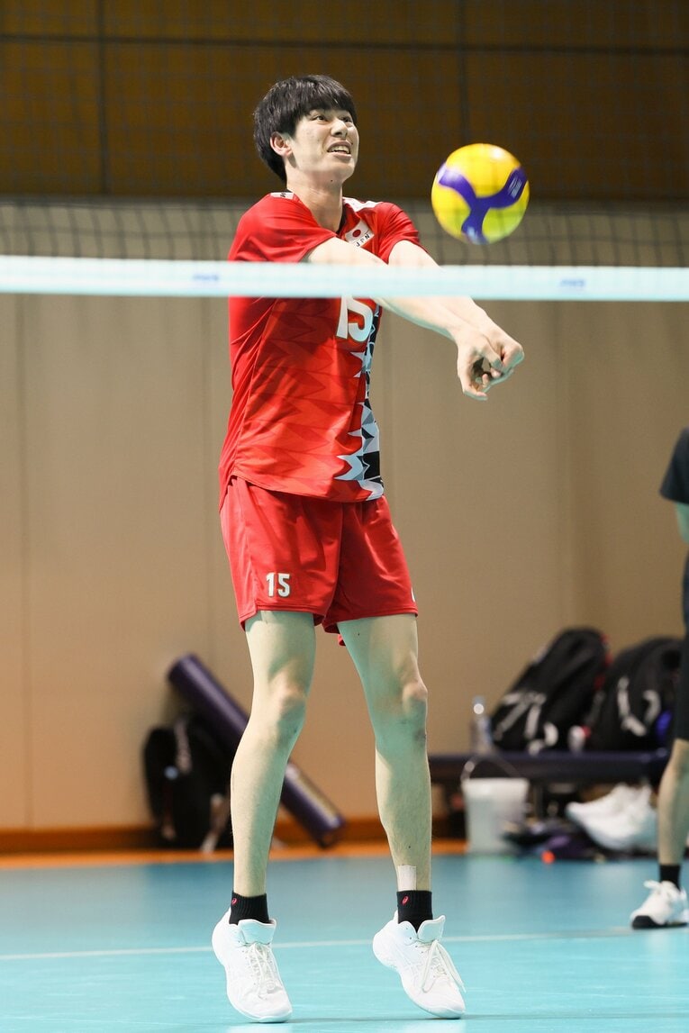 レシーブ練習に汗を流す甲斐（5月日本代表合宿）　©︎JIJI PRESS