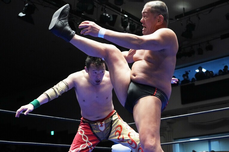 丸藤正道に頭突きを放つ鈴木みのる　©Essei Hara