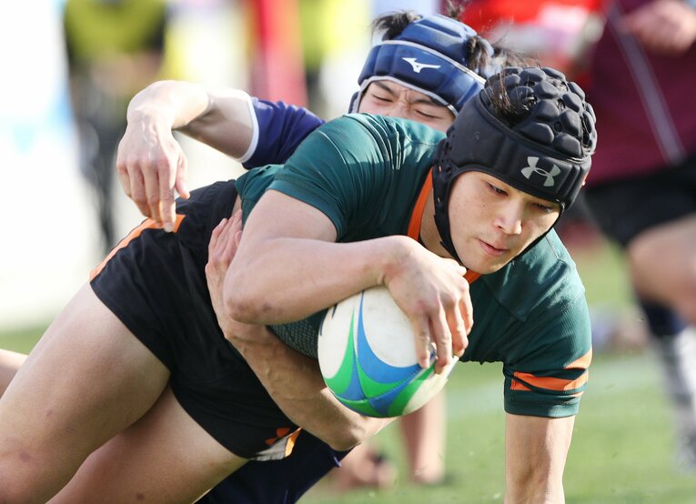 前回王者で優勝候補の大本命だった東福岡も神のトライなどで果敢に攻め立てた　©JIJI PRESS