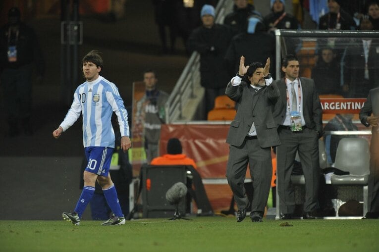 2010年W杯のメッシとマラドーナ監督　©JMPA