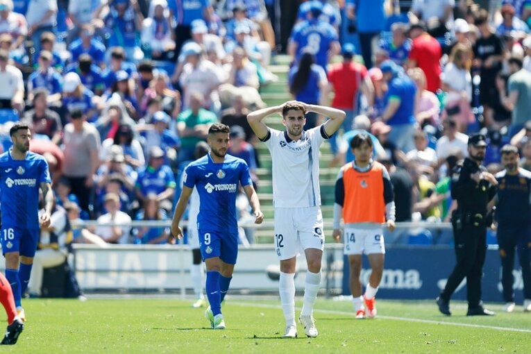 決定機逸に頭を抱えてロッカーへ戻るザハリャン　©Daisuke Nakashima