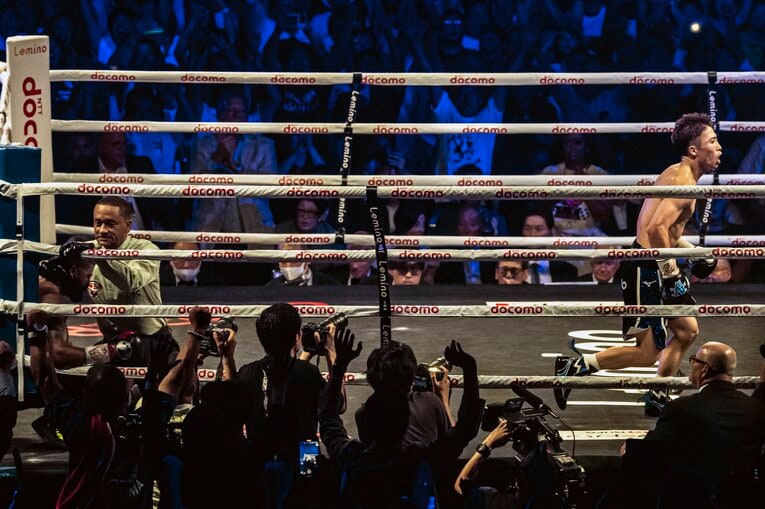 崩れ落ちたフルトンとコーナーに駆け出す井上尚弥　©Takuya Sugiyama