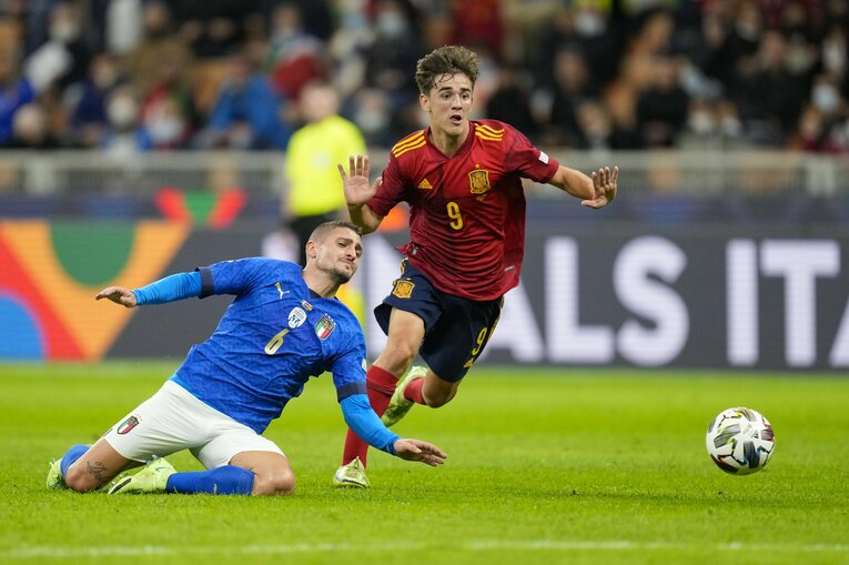 代表最年少デビューとなったイタリア戦では、憧れのベッラッティとも渡り合った©Getty Images