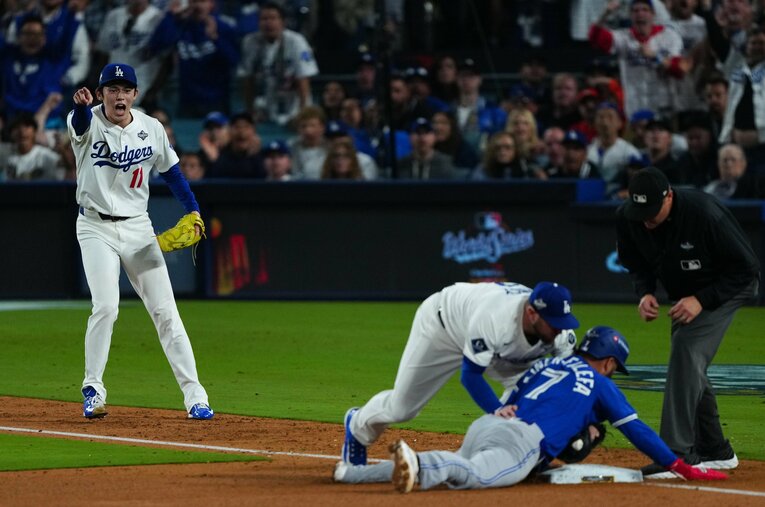 ワールドシリーズ第3戦の佐々木朗希。マンシーが相手走者をアウトにした瞬間、雄たけびをあげる　©Rob Leiter/Getty Images