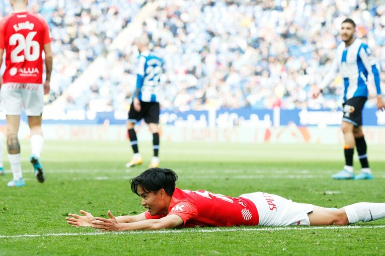 久保建英の祈りと必死さも実らず「先発落ち→6連敗で降格圏」に倒れ込み… 監督解任マジョルカの序列は変わるのか〈撮影者の視点〉(31)