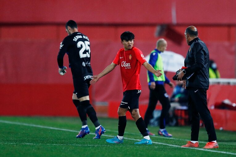 “クボが噛み合わない縦関係”に名手も同情？ 納得できない久保建英の表情、36歳ダビド・シルバの魔術〈撮影者の視点〉(28)