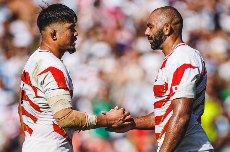 ラグビーW杯、アルゼンチンに敗れ2大会連続ベスト8進出を逃した日本代表。キャプテンの姫野和樹（左）と握手を交わすリーチマイケル　©Kiichi Matsumoto