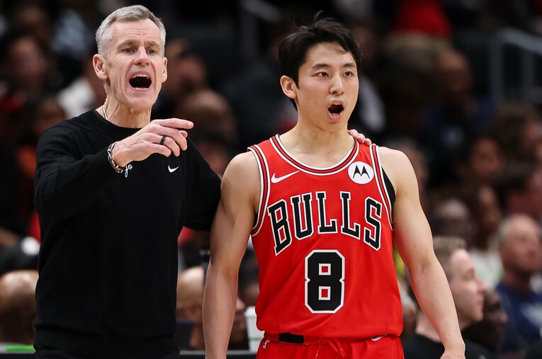 今季はシカゴ・ブルズとツーウェイ契約を結んだ河村勇輝。昨季と比べて出場機会を増やした ／ photograph by Scott Taetsch/Getty Images