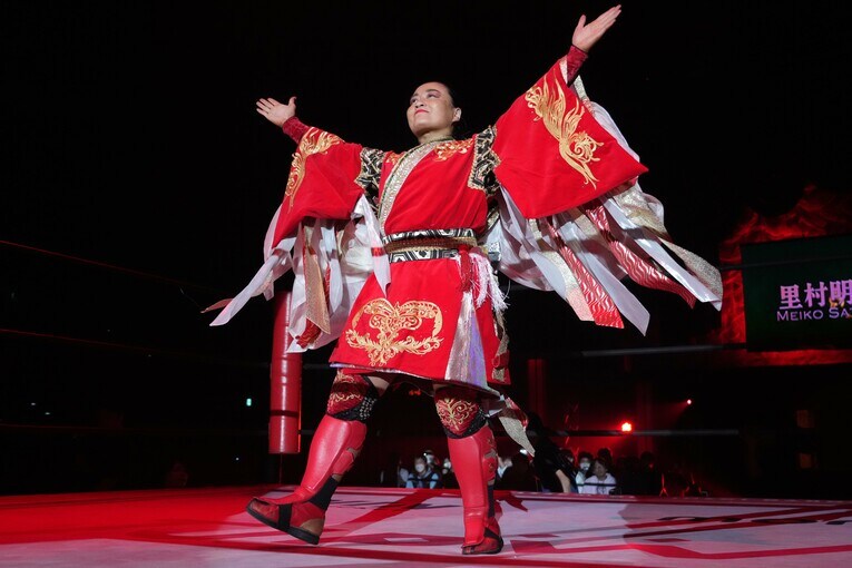 入場した里村明衣子　©Essei Hara