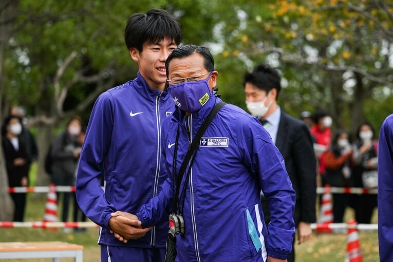 田澤と握手をする大八木監督　©Nanae Suzuki