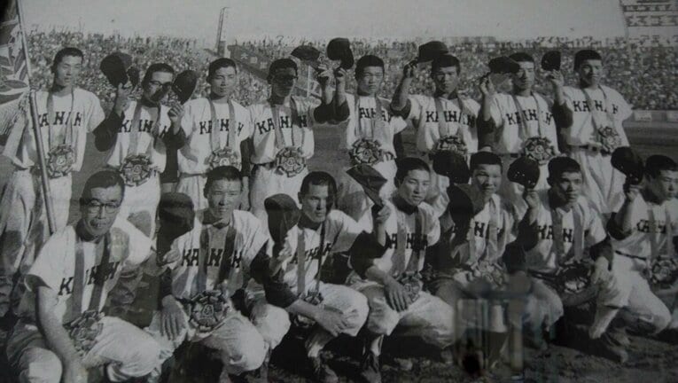 高校時代の尾崎将司（後列右端）。徳島県立海南高校（現・海部高校）のエースとして1964年の第36回選抜高等学校野球大会で初出場・初優勝を成し遂げた　※『誰も書けなかった ジャンボ尾崎』より