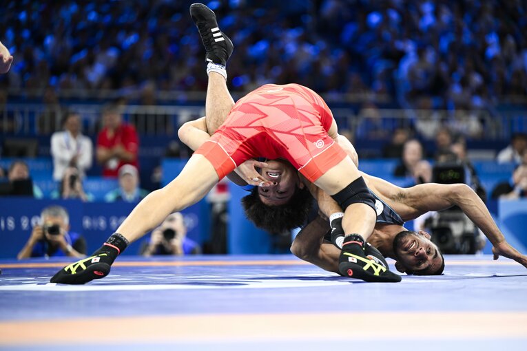 清岡幸大郎の必殺「リンクルホールド」。股間に入れた頭を支点に相手を回転させる（6枚目／全6枚目）©Asami Enomoto/JMPA